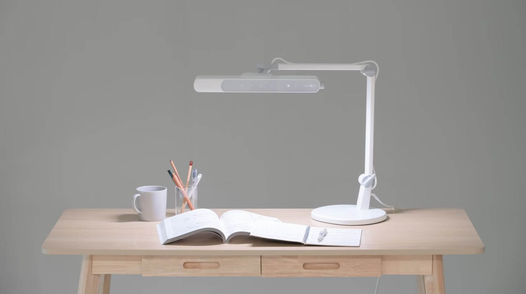 điều chỉnh đèn bàn cho phù hợp với tư thế