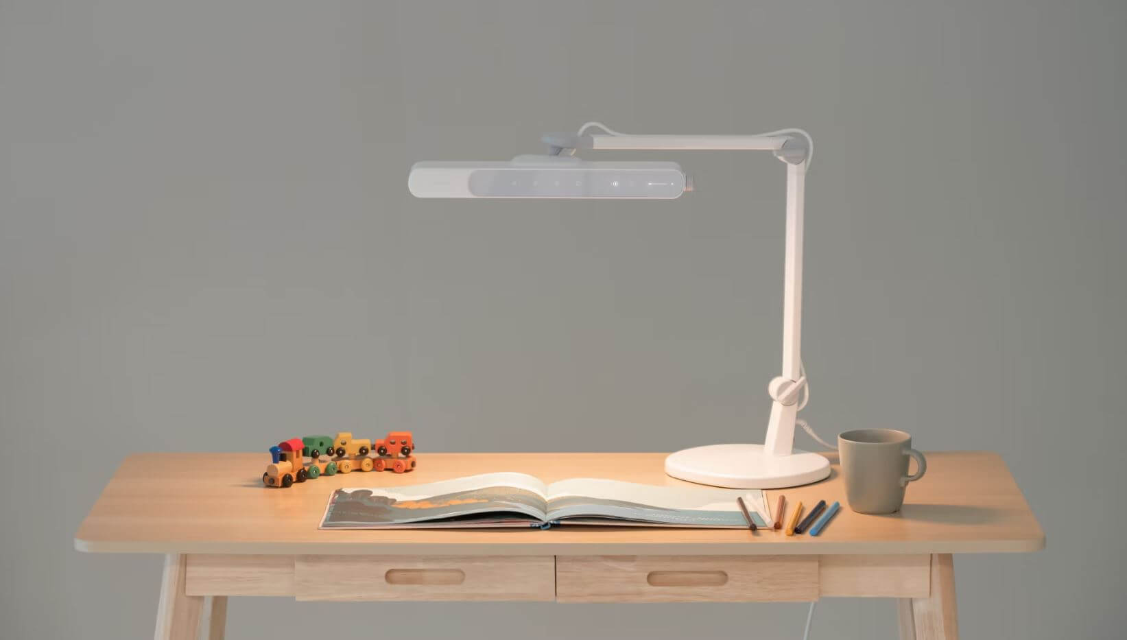 điều chỉnh hướng sáng đèn bàn cho phù hợp với tư thế