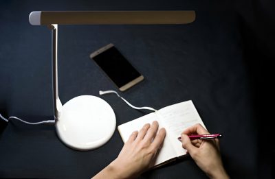 4 LÝ DO TẠI SAO BẠN CẦN MỘT CHIẾC ĐÈN BÀN LED